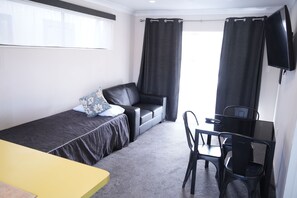 Comfort Single Room, Non Smoking | Living area - ACCOMMODATION GATEWAY MOTEL (Palmerston North)