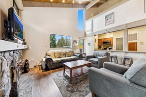 Télévision, cheminée, lecteur de DVD