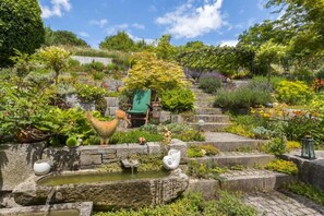 Property grounds - Room 'Doppelzimmer 7' with Mountain View, Private Terrace and Wi-Fi (Gailingen am Hochrhein)
