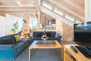 TV, ping pong - Studio Apartment with Mountain View, Shared Terrace and Wi-Fi (Gailingen am Hochrhein)