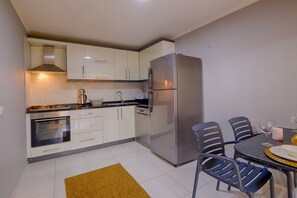 Kühlschrank, Wasserkocher mit Kaffee-/Teezubehör, Wasserkocher, Toaster