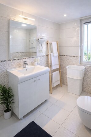 Hair dryer, towels, soap, shampoo - Sunny 2BR Apartment with AC near Hadrian’s Gate (Antalya)