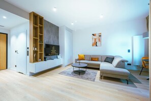 Suite Studio Classique, vue cour intérieure | Espace de travail pour ordinateur portable, rideaux occultants