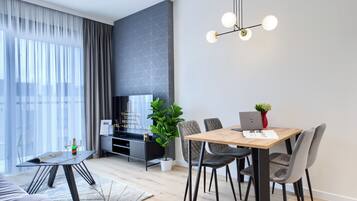 Deluxe suite, uitzicht op stad | Een laptopwerkplek, verduisterende gordijnen