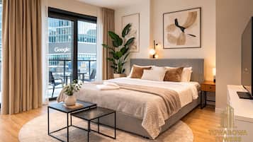 Deluxe-studiolejlighed - udsigt til gårdsplads | Arbejdsområde til bærbare computere, mørklægningsgardiner, lydisolering