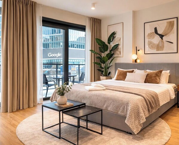 Deluxe Studio, Courtyard View | Laptop workspace, blackout drapes, soundproofing, iron/ironing board