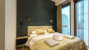 Superior appartement, uitzicht op stad | Een laptopwerkplek, verduisterende gordijnen