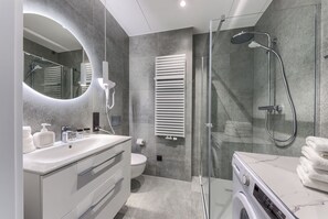 Deluxe Suite, City View | Bathroom