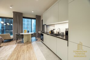 Estudio Deluxe, vistas al patio | Cocina privada | Frigorífico grande, microondas, horno y placa de cocina