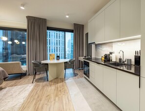 Deluxe studio, uitzicht op de binnenplaats | Privékeuken | Een koelkast met diepvriezer, een microgolfoven, een oven, een kookplaat