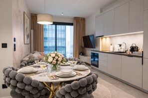 Superior-Apartment, Stadtblick | Wohnbereich