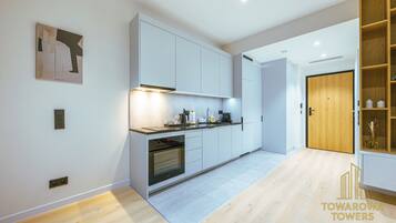 Klassieke studio suite, uitzicht op binnenplaats | Een laptopwerkplek, verduisterende gordijnen