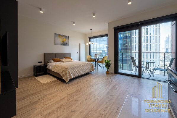 Laptop workspace, blackout drapes, iron/ironing board, free WiFi - Towarowa Towers Residences (Warsaw)