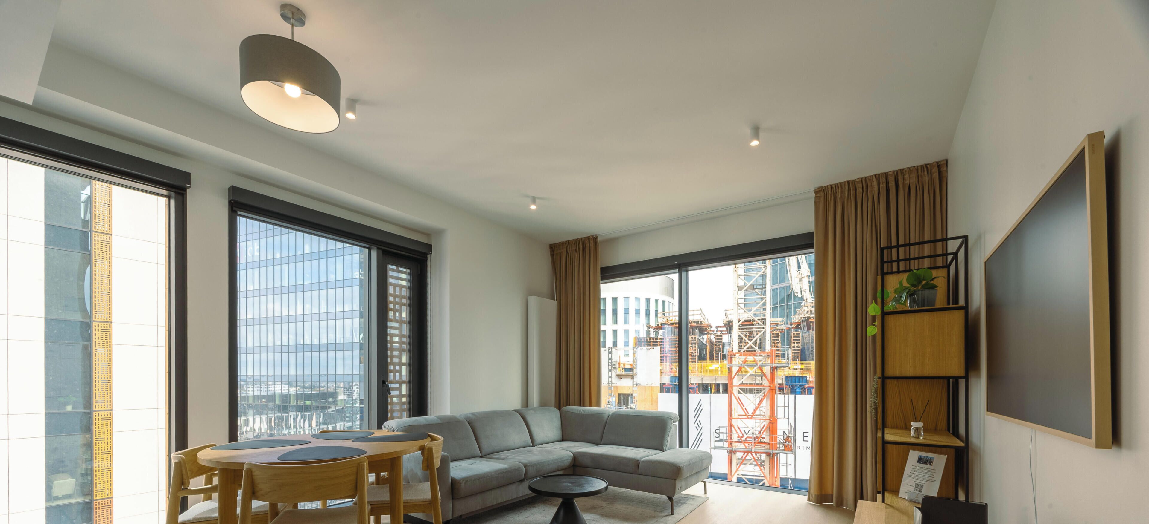 Departamento superior, vista a la ciudad | Espacio para trabajar con laptop, cortinas blackout y insonorización 