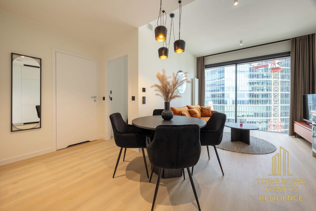 Deluxe Suite, City View | Living area