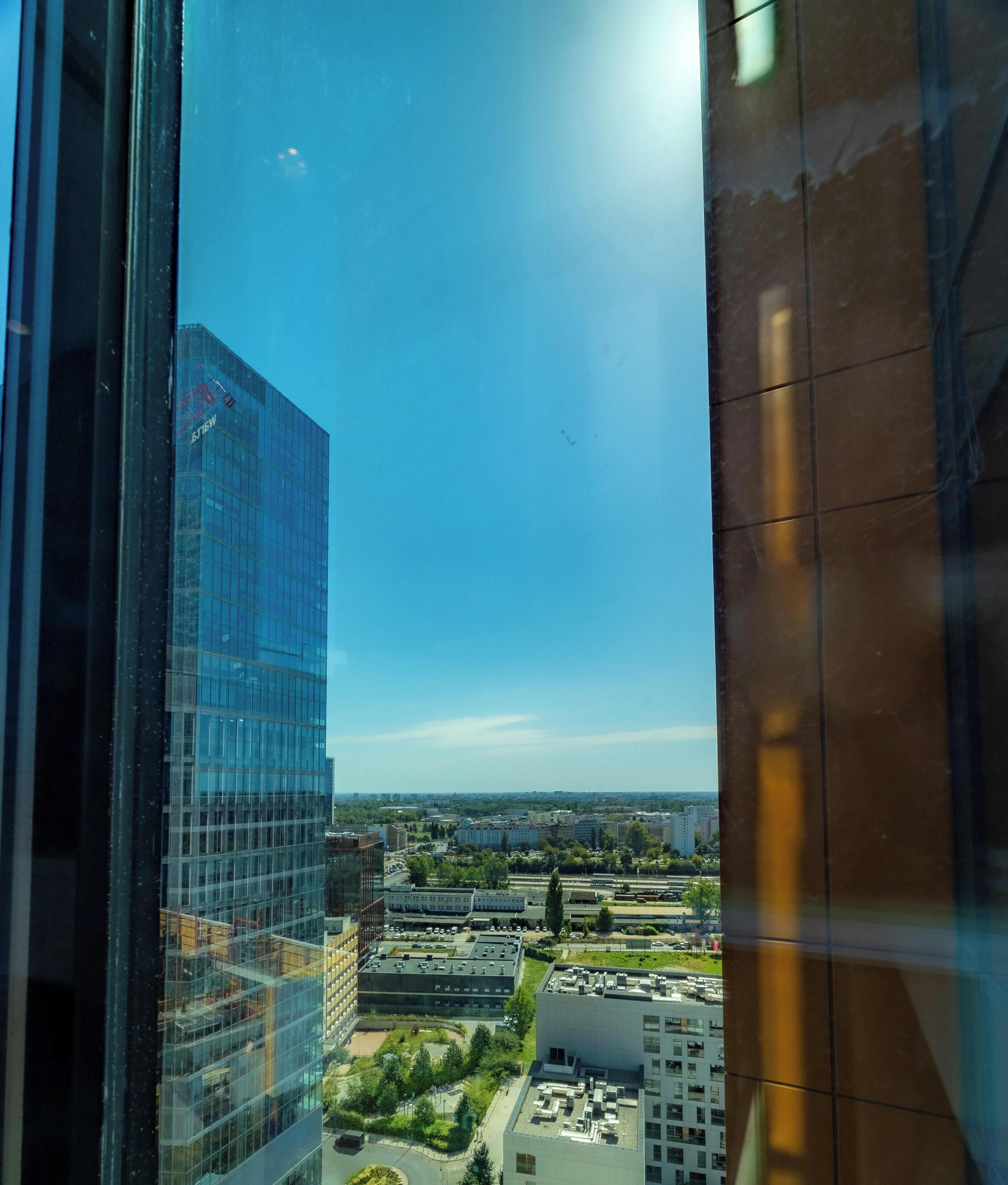 Un immeuble de grande hauteur offrant une vue dégagée sur le paysage urbain environnant.