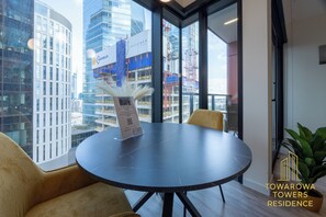 Deluxe Studio, Courtyard View | In-room dining