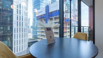 Deluxe studio, uitzicht op binnenplaats | Dineren in de kamer