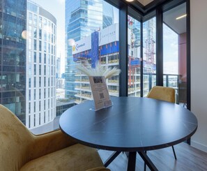 Deluxe Studio, Courtyard View | In-room dining