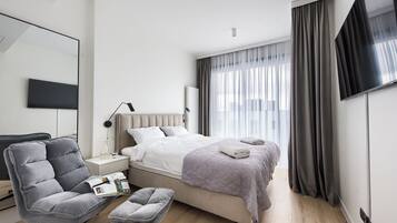Laptop workspace, blackout drapes, iron/ironing board, free WiFi