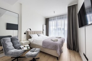 Laptop workspace, blackout drapes, iron/ironing board, free WiFi