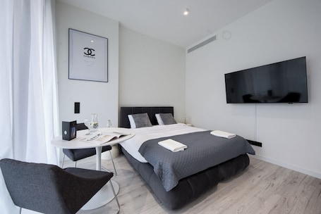 Espacio para trabajar con laptop y cortinas blackout