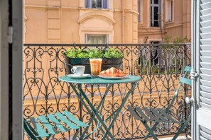 Apartment | Outdoor dining