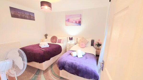 5 bedrooms, iron/ironing board, WiFi, bed sheets - 5 Bedroom House, Sleep 12, with 7 beds, free on-site parking & free st parking. (Canterbury)