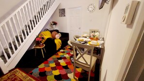 Dining - 5 Bedroom House, Sleep 12, with 7 beds, free on-site parking & free st parking. (Canterbury)