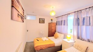 5 habitaciones, tabla de planchar con plancha, wifi y ropa de cama