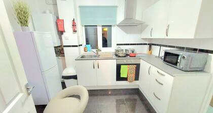 5 Bedroom House, Sleep 12, with 7 beds, free on-site parking & free st parking.