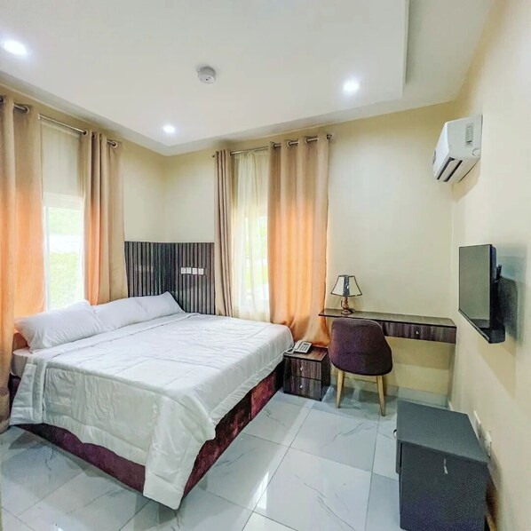 Appartement économique, balcon, vue sur la ville | Bureau, espace de travail pour ordinateurs portables