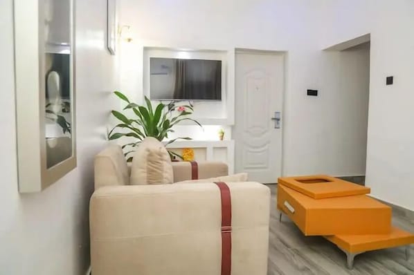 Departamento económico, balcón, vista a la ciudad | Área de sala de estar