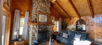 Cozy Mountain Retreat with Indoor/Outdor Fireplace