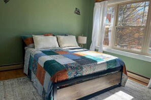 3 bedrooms, iron/ironing board, WiFi, bed sheets