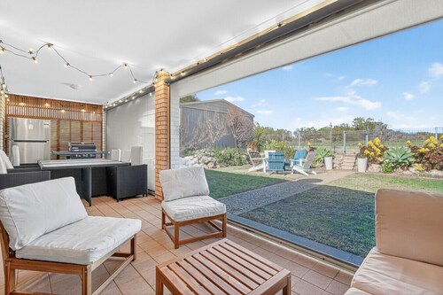 Spacious Coastal Retreat at Coorong Quays Marina – Private Dunes & River Access