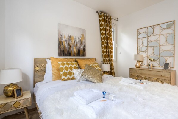Apartment | 2 bedrooms, laptop workspace, bed sheets