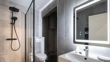 Appartement | Badkamer | Een haardroger, handdoeken, shampoo