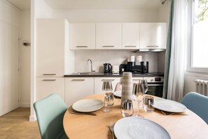 Appartement | Cuisine privée | Réfrigérateur, micro-ondes, four, plaque de cuisson