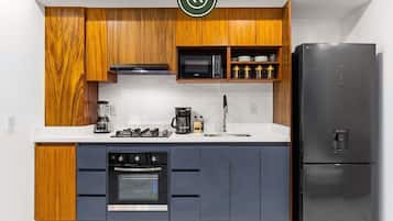 Réfrigérateur, micro-ondes, four, plaque de cuisson