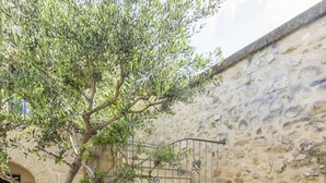 A stone wall, a pool, and a staircase with a railing. - La Petite Baronne - in the Heart of the Gard (Saint-Hilaire-d'Ozilhan)
