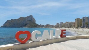 A coastal view with a large rock formation and the text "CALE" with a heart symbol. - Apartamento Mar Timo 4 Personas (Calpe)