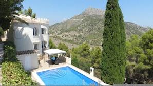 A villa with a swimming pool, a covered patio, and a view of a mountainous landscape. - Casa Isabel Para 4 Personas (Calpe)