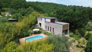 A modern two-story house with a swimming pool, surrounded by dense forest. - La Maison des Chataigniers (Meyrannes)