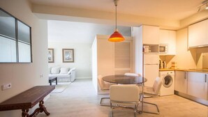 A modern apartment with a dining area, kitchen, and living space. - Colon 902 in Madrid With 1 Bedrooms and 1 Bathrooms (Madrid)