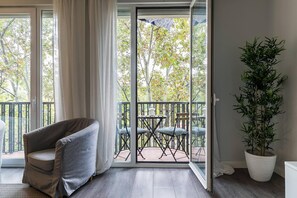 A room with a sliding glass door leading to an outdoor balcony with a table and chairs. - Mm26 I 4C in Madrid With 2 Bedrooms and 2 Bathrooms (Madrid)