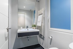 A modern bathroom with a white sink, a mirror, a towel rack, and a toilet. - Mm26 I 4C in Madrid With 2 Bedrooms and 2 Bathrooms (Madrid)
