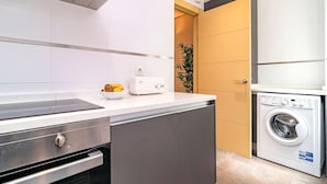 A modern kitchen with a built-in oven, a toaster, and a washing machine. - Ddl20 I 2A in Madrid (Madrid)