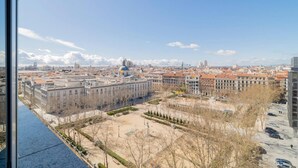 Une vue urbaine avec un grand bâtiment doté d’un dôme et d’une cour intérieure.