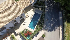 An aerial view of a residential property with a swimming pool, tiled roof, and landscaped garden. - Villa Tica in Malauc ne (Malaucene)